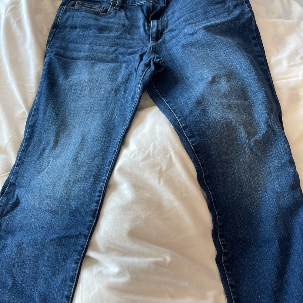 Universal thread high-rise, slim straight jeans. Medium color blue.